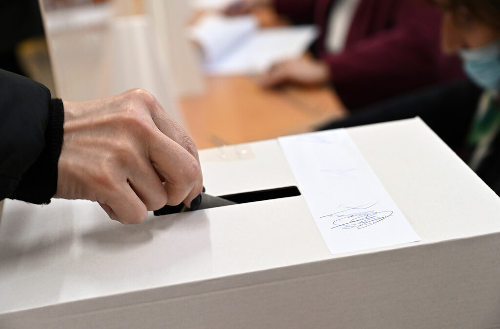 Изборна вълна помита страната: Почти 45% активност до 19:00!