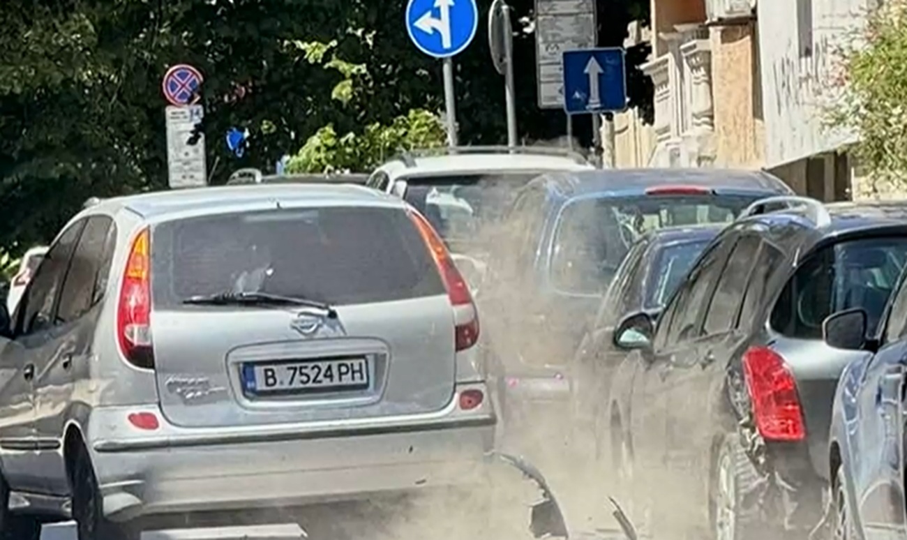 „Ще ви застрелям!“, „Ще ви убия“! Пиян, въоръжен и агресивен шофьор предизвика паника и катастрофи във Варна (ВИДЕО)