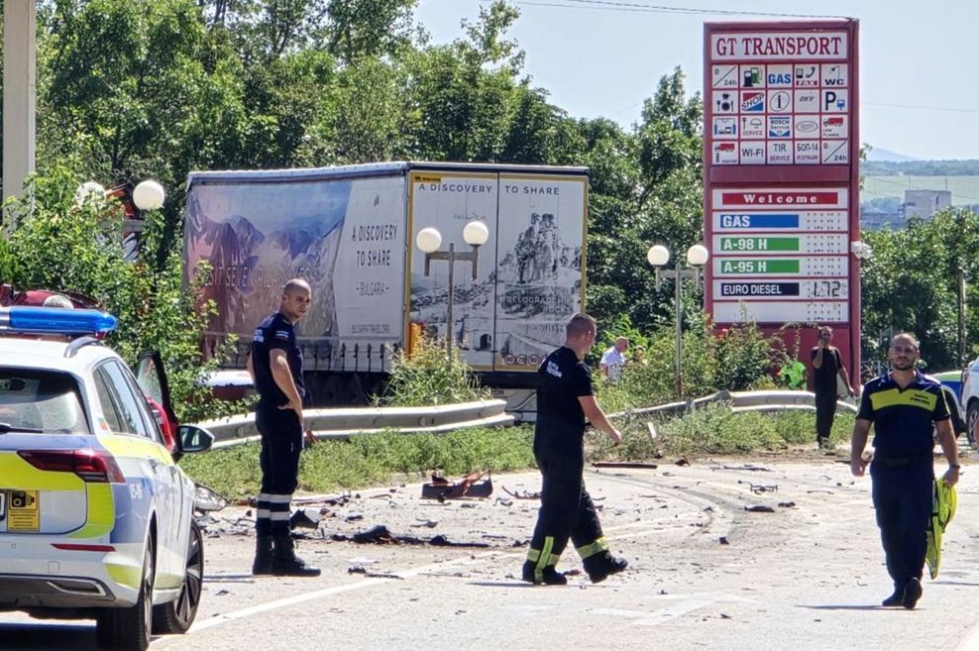 Смъртоносен удар на Е-79: Камион и автомобил се сблъскаха, 22-годишна шофьорка загина на място (СНИМКИ)