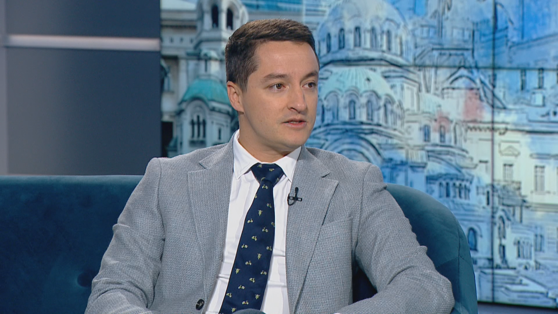 „Който иска да се хареса на всички, губи доверието на всички“: Божанков с тежко предупреждение към властта