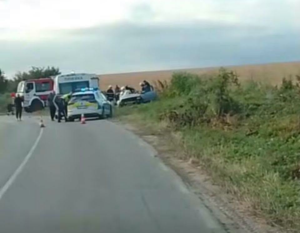 Поредна трагедия на пътя! Автобус и кола се сблъскаха край Плевен, има загинал