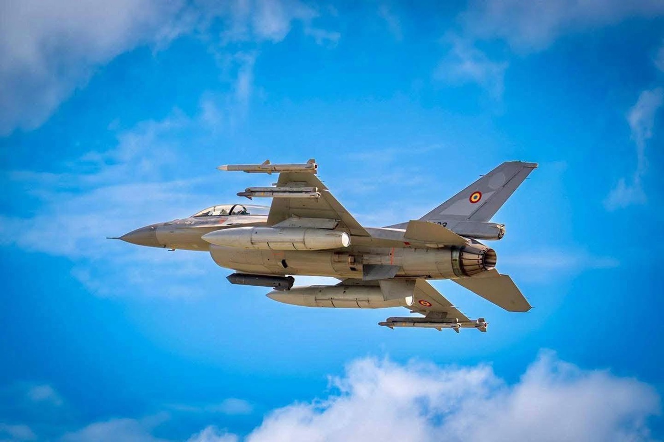 Въздушна тревога! Дрон проби въздушната защита на Румъния, F-16 го свали (ВИДЕО)