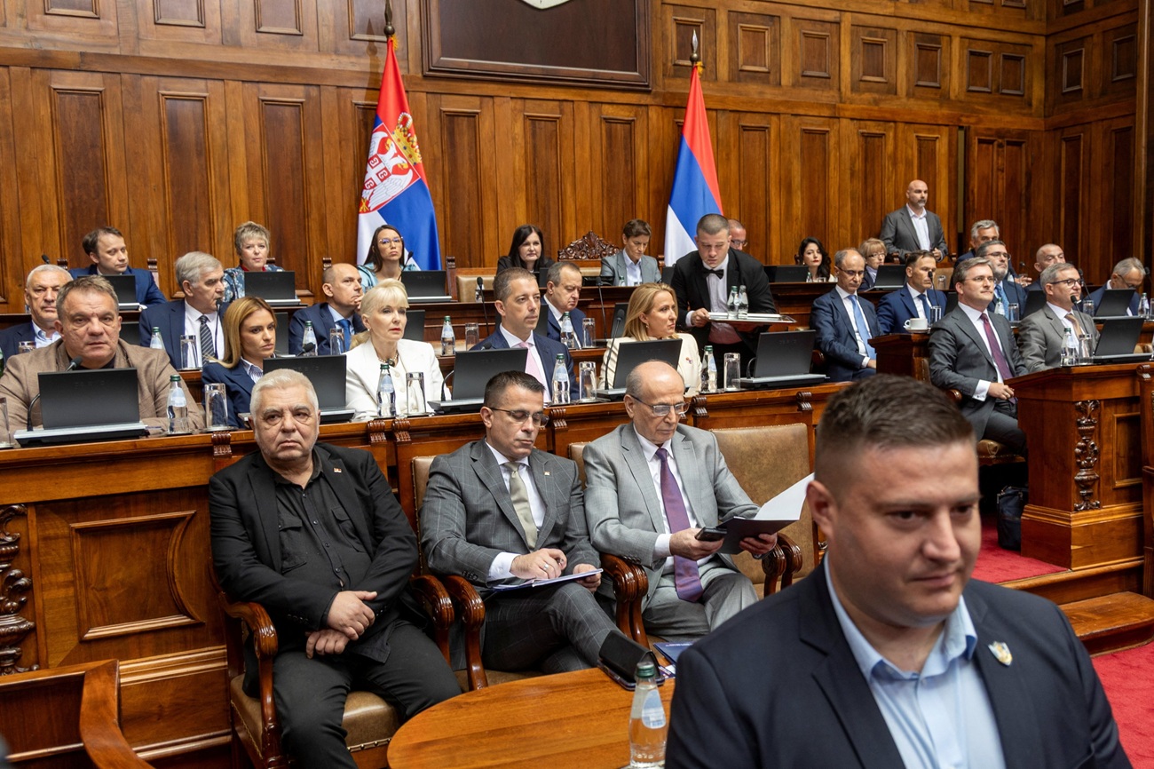 Политическа буря! Сръбското правителство оцеля след драматичен вот на недоверие