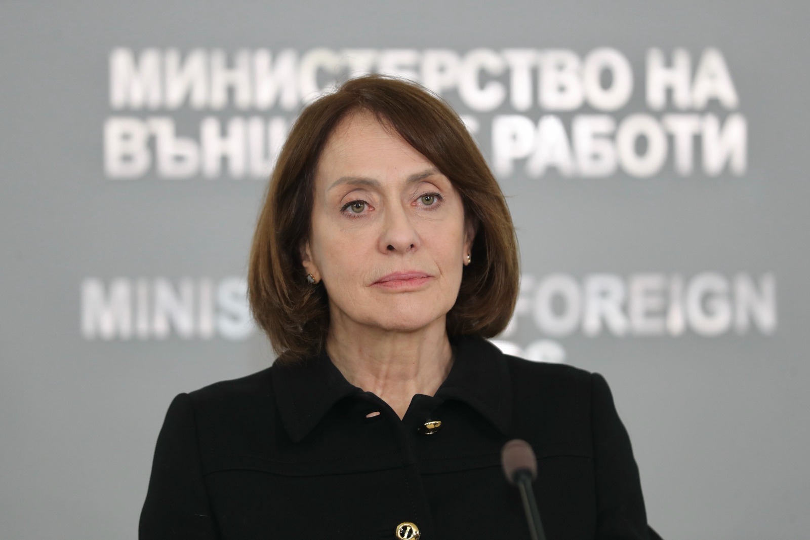 „Кой управлява външната политика?“ Нейнски с тежка критика към решенията за САЩ и Иран
