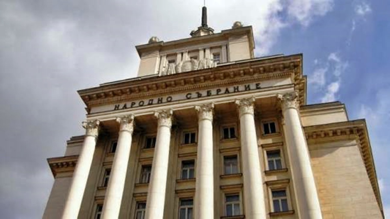 Машинният вот се връща, секциите в чужбина се разширяват: Парламентът прие промени в Изборния кодекс на първо четене