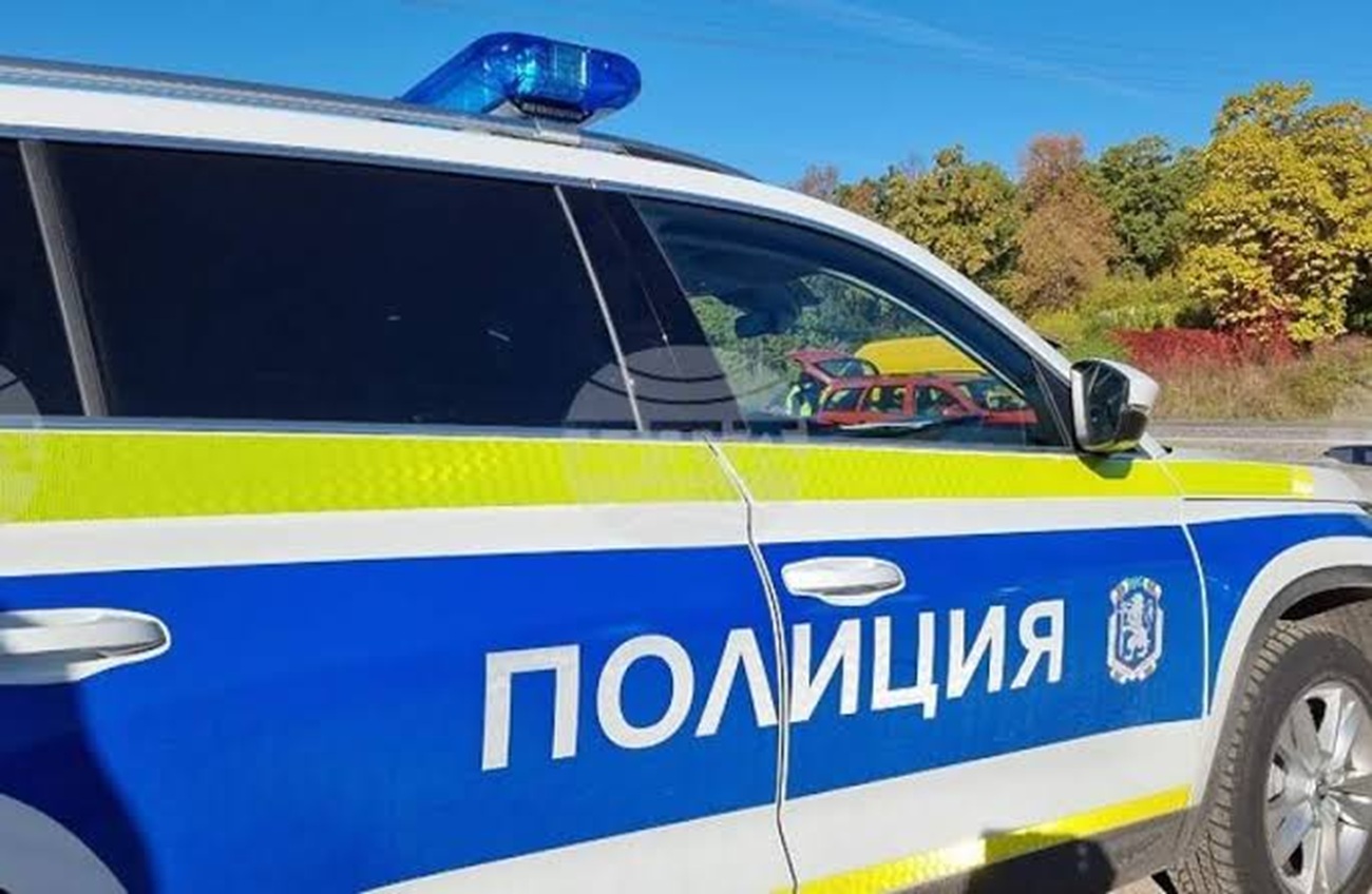 Шок на АМ „Хемус“! Кола помете жена и се вряза в бензиноколонка