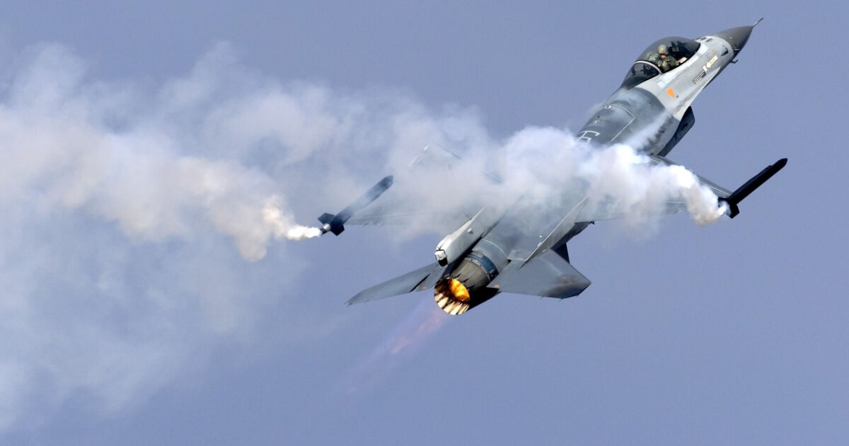 ОТ ПОСЛЕДНИТЕ МИУНУТИ: F-16 се разби край американската база „Шпангдалем“ в Германия, пилотът катапултира край голф игрище