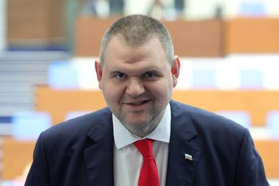 5 млн. евро за 36 полета: Кой плати частните пътувания на Пеевски?
