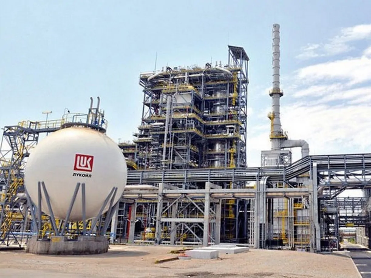 Кошмарен блокаж на 20 милиардния бизнес на Lukoil: Влияе ли неосъществената сделака с "Carlyleвсе" върху цените на горивата и има ли Тръмп таен план?