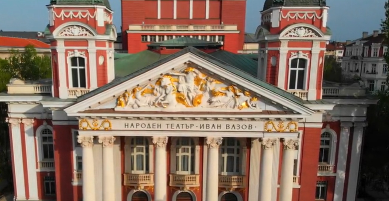 Хоро срещу театър! Скандал заради силната музика пред Народния театър, кой нарушава правилата? (ВИДЕО)