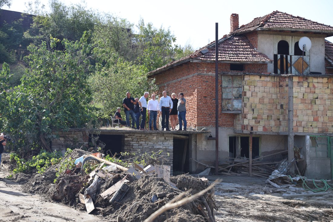 Водата отмина, сметката остана: започнаха плащанията към пострадалите семейства в Струмяни, Илинденци, Пещера и Батак