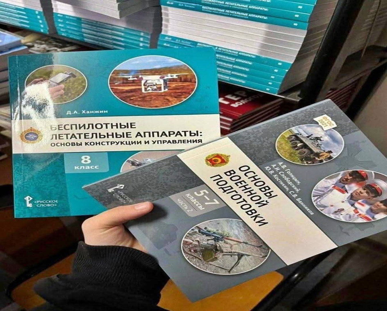 „Не въвличайте децата в политиката“: Кремъл остави украинските деца без учебниците им, а руските влизат в класната стая на войната