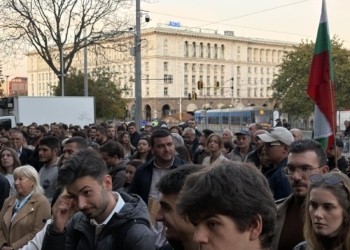 „Не ви ли е неудобно?“: Младите лекари отново протестираха пред МЗ (ВИДЕО)