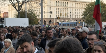 „Не ви ли е неудобно?“: Младите лекари отново протестираха пред МЗ (ВИДЕО)