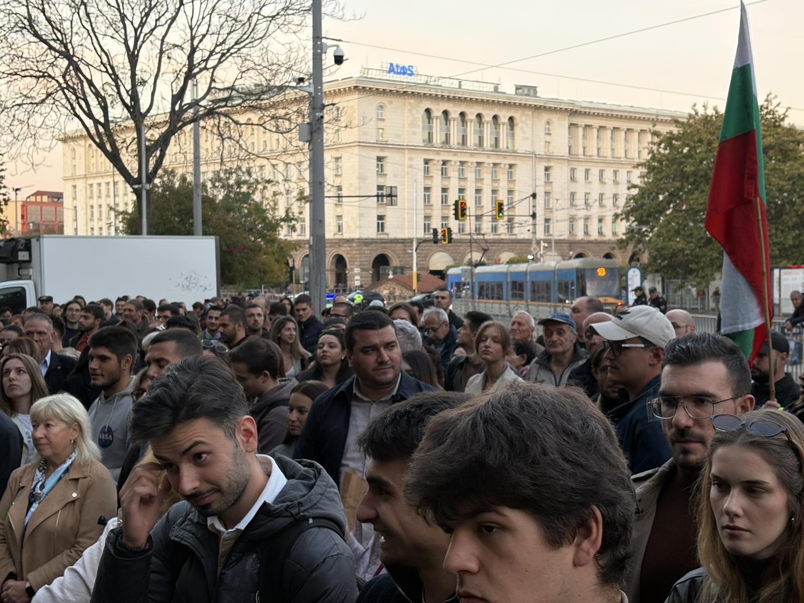 „Не ви ли е неудобно?“: Младите лекари отново протестираха пред МЗ (ВИДЕО)