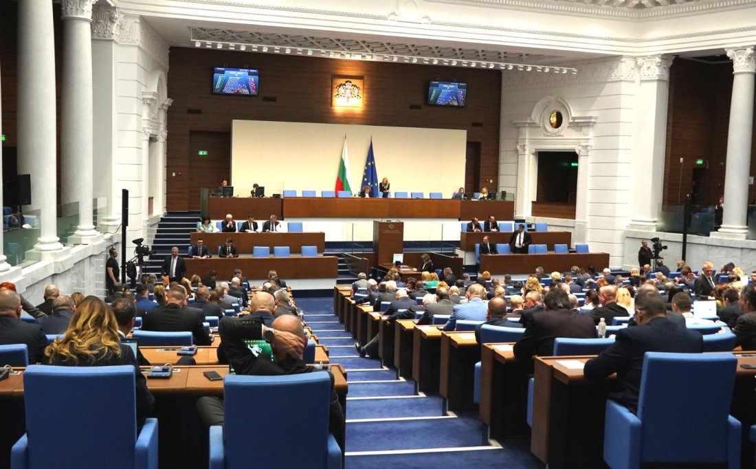 Депутатите натиснаха пауза! Парламентът спира работа за 10 дни преди президентските избори