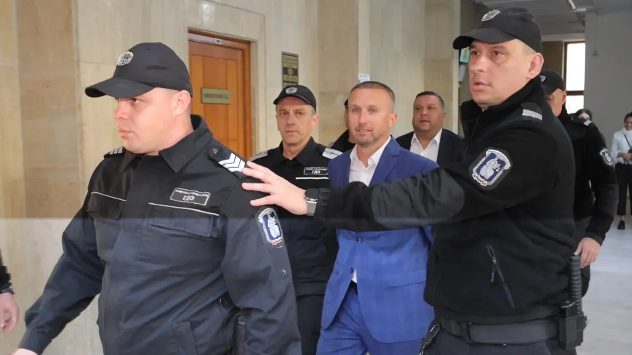 „Да не си играят с етническия мир! Играят с огъня!“: Ревански с остри думи пред съда в Бургас