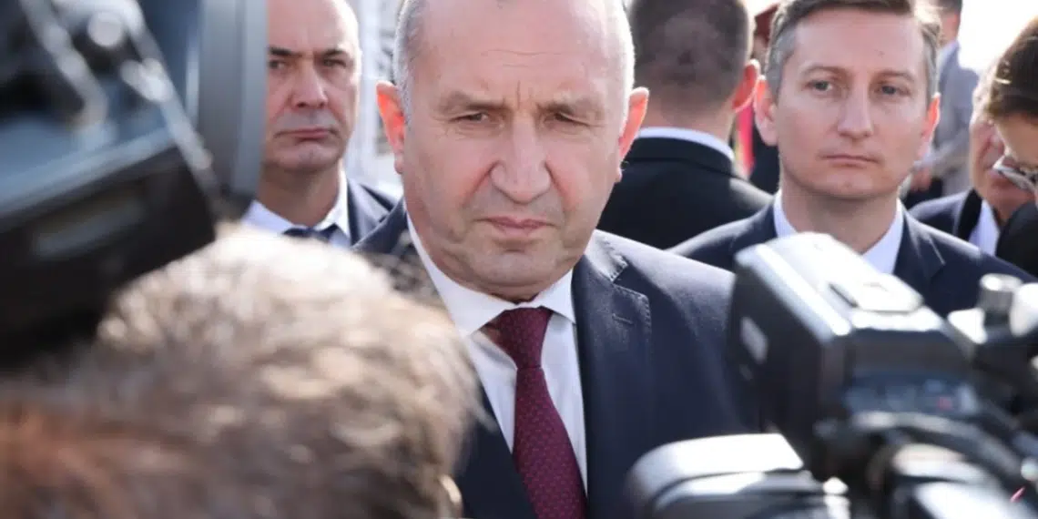 Румен Радев с обещание към лекарите: Повече пари и по-добри условия, за да останат в България