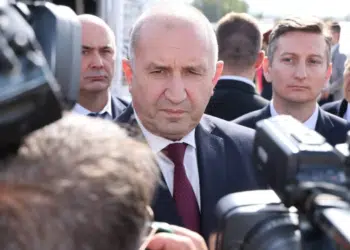 Румен Радев с обещание към лекарите: Повече пари и по-добри условия, за да останат в България