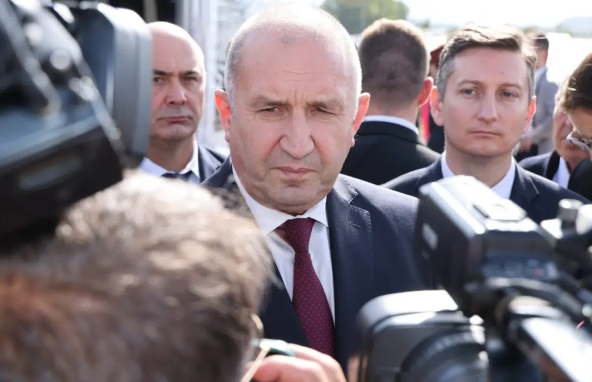Румен Радев с обещание към лекарите: Повече пари и по-добри условия, за да останат в България