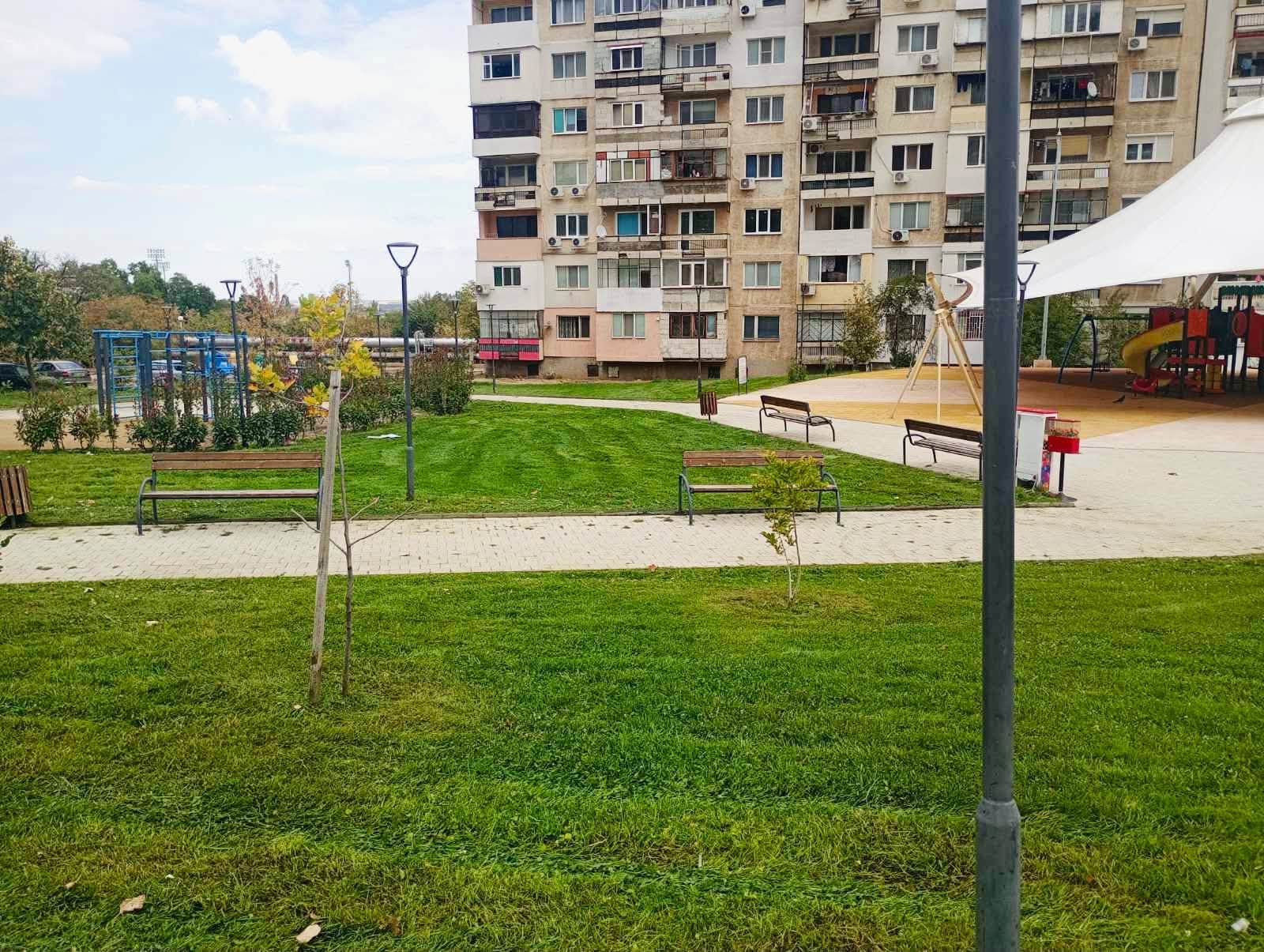 С грижа за градската среда! Продължават дейностите по поддръжка и подобряване на обществените пространства във Враца (СНИМКИ)
