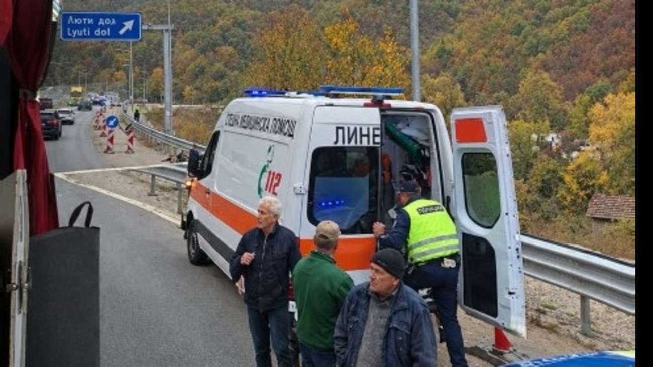 Трагедия на Е79! Микробус уби шофьор, слязъл от колата си, движението край Люти дол е спряно