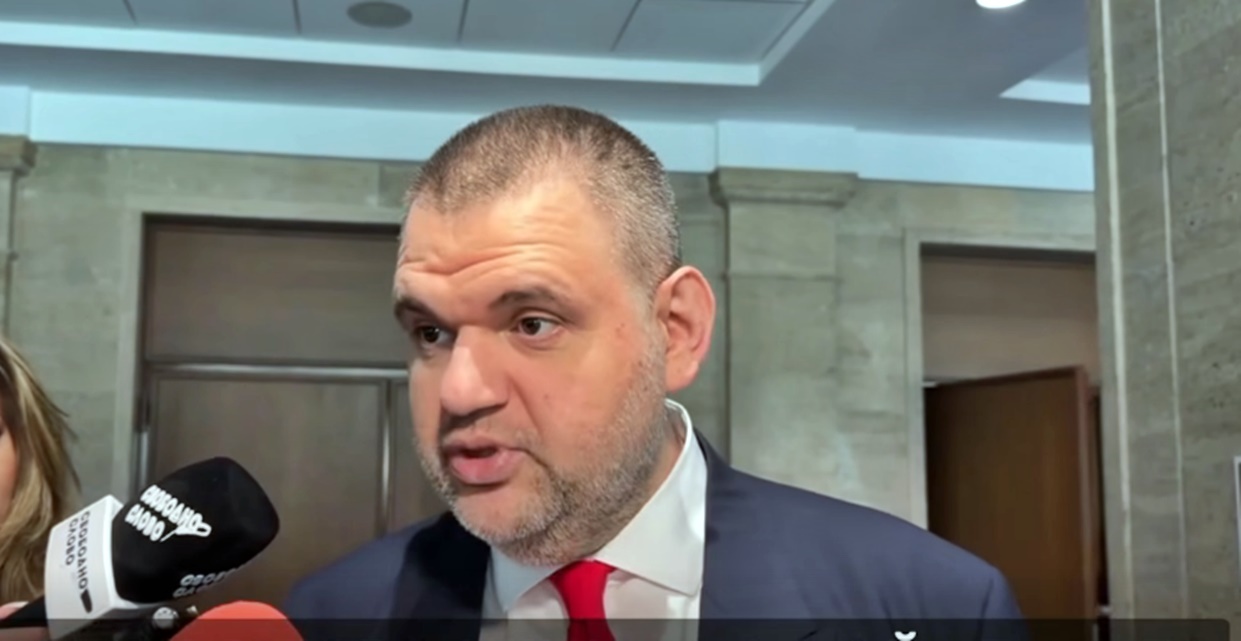Делян Пеевски, лидер на ДПС: Управляващите са в пълна истерия