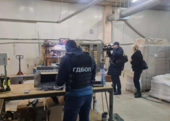 Разкриха фабрика за цигари като малък завод: Три халета, 12 тона тютюн и спални за работниците
