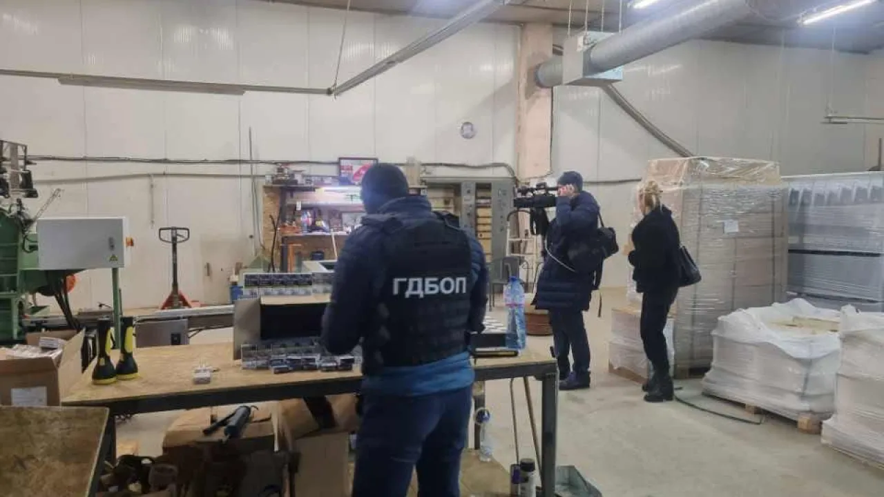 Разкриха фабрика за цигари като малък завод: Три халета, 12 тона тютюн и спални за работниците