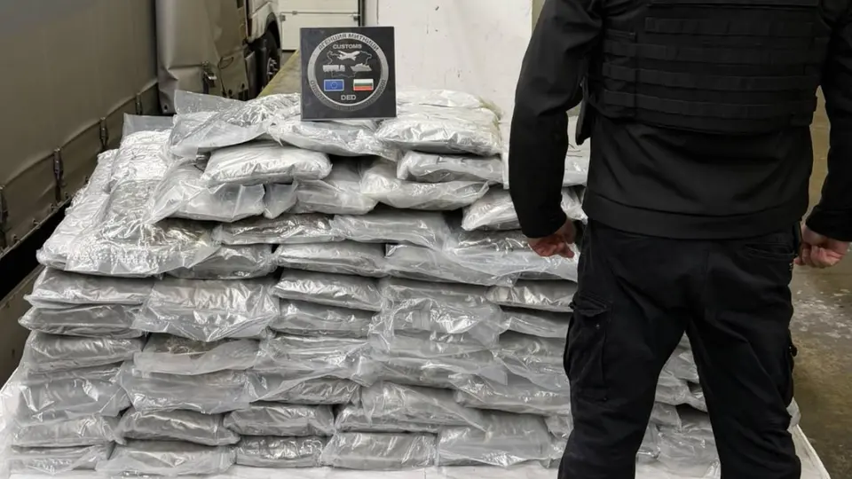 Откриха марихуана за над 1 810 000 евро на "Капитан Андреево": Тревата е била скрита сред товар с дървен материал (СНИМКИ/ВИДЕО)