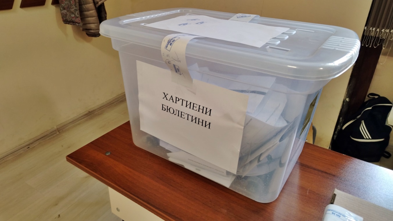 "Изгубени“ гласове и сринато доверие: Проф. Михаил Константинов поиска край на машинното гласуване