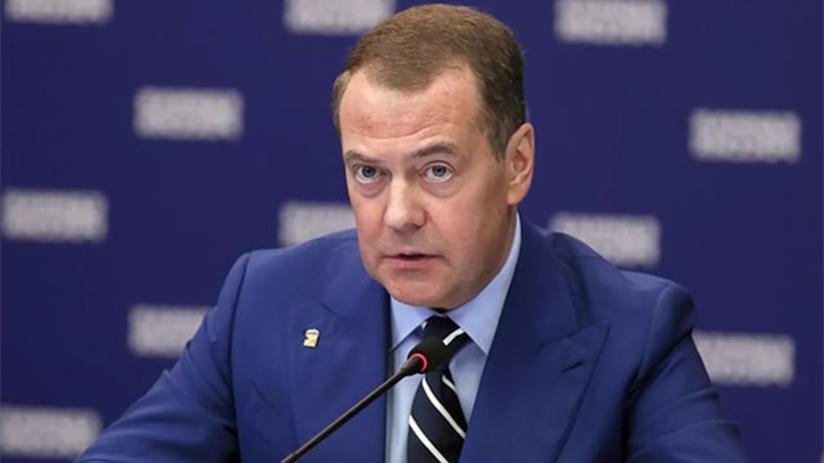 Смразяващо от Дмитрий Медведев: Тръмп най-сетне каза истината: кървавият клоун трябва да изчезне! Но киевският изрод ще продължи да дои европейските дегенерати...