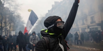 Франция на нокти! Вечерен час в големите градове след масовите погроми и безредици (ВИДЕО)