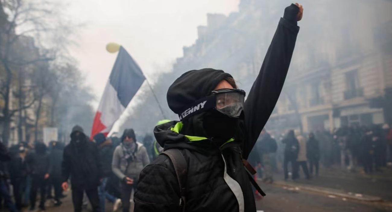 Франция на нокти! Вечерен час в големите градове след масовите погроми и безредици (ВИДЕО)