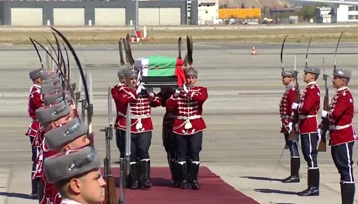 Полетът с останките на цар Самуил взриви Flightradar24: Близо 10 000 души следяха пътя към София