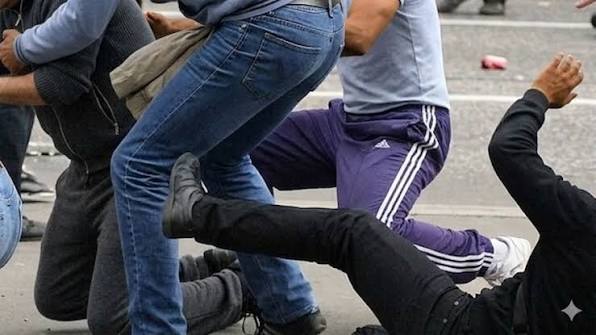Кървав екшън в Петрич! Две враждуващи фамилии се млатиха, има тежко пострадал и потрошени коли