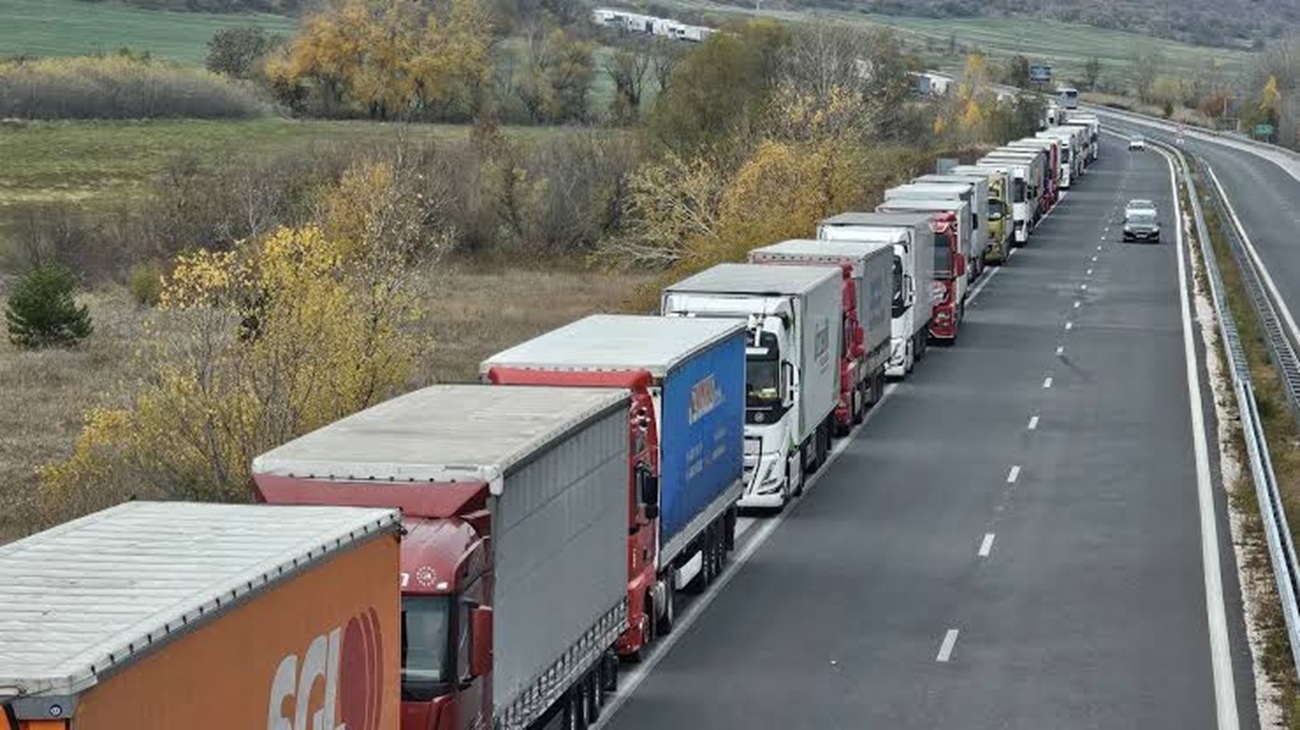 Важно за пътуващите! Камиони се трупат на границата с Турция