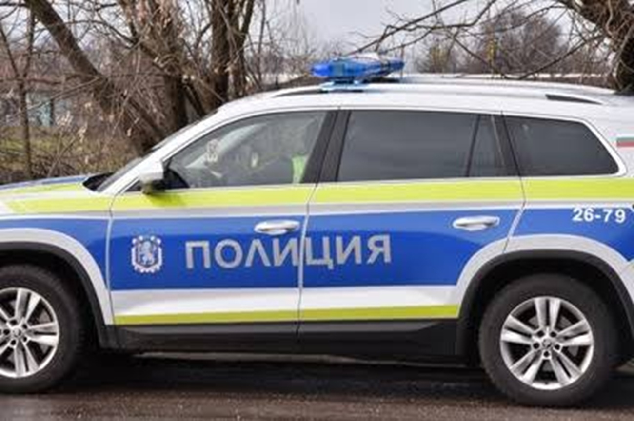Ужас в Димитровград! Откриха труп на мъж в багажник, задържаха майка и син