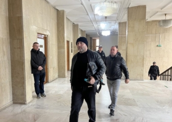 10 години след стрелбата в „4 YOU“ в Слънчев бряг! Митьо Очите се появи в съда, делото за кървавата баня продължава (СНИМКИ/ВИДЕО)