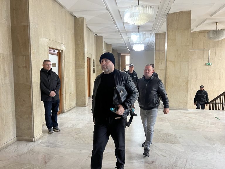 10 години след стрелбата в „4 YOU“ в Слънчев бряг! Митьо Очите се появи в съда, делото за кървавата баня продължава (СНИМКИ/ВИДЕО)