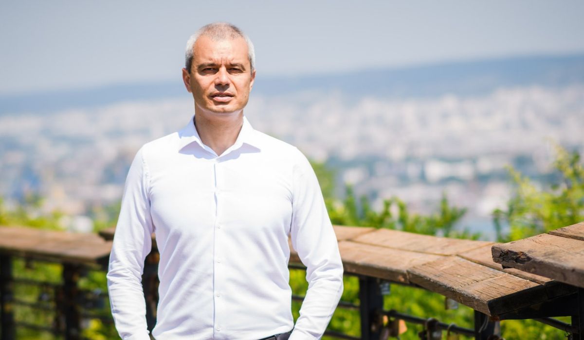 Костадинов отвори дома си във Варна и разкри неочаквани тайни за себе си – вижте какво крие библиотеката му! (ВИДЕО)