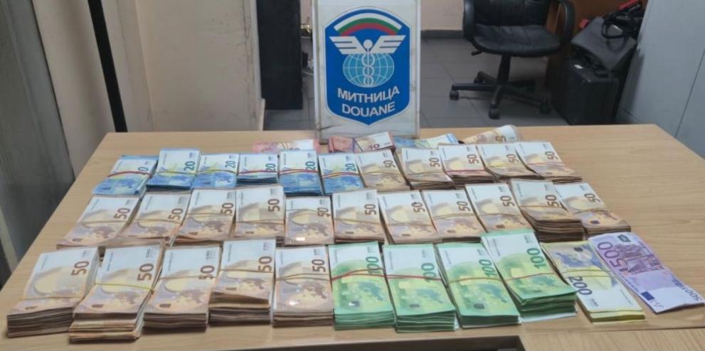 Зони с подозрителни плътности: Задържаха 162 700 евро, укрити в турски камион на „Капитан Андреево“ (ВИДЕО/СНИМКИ)