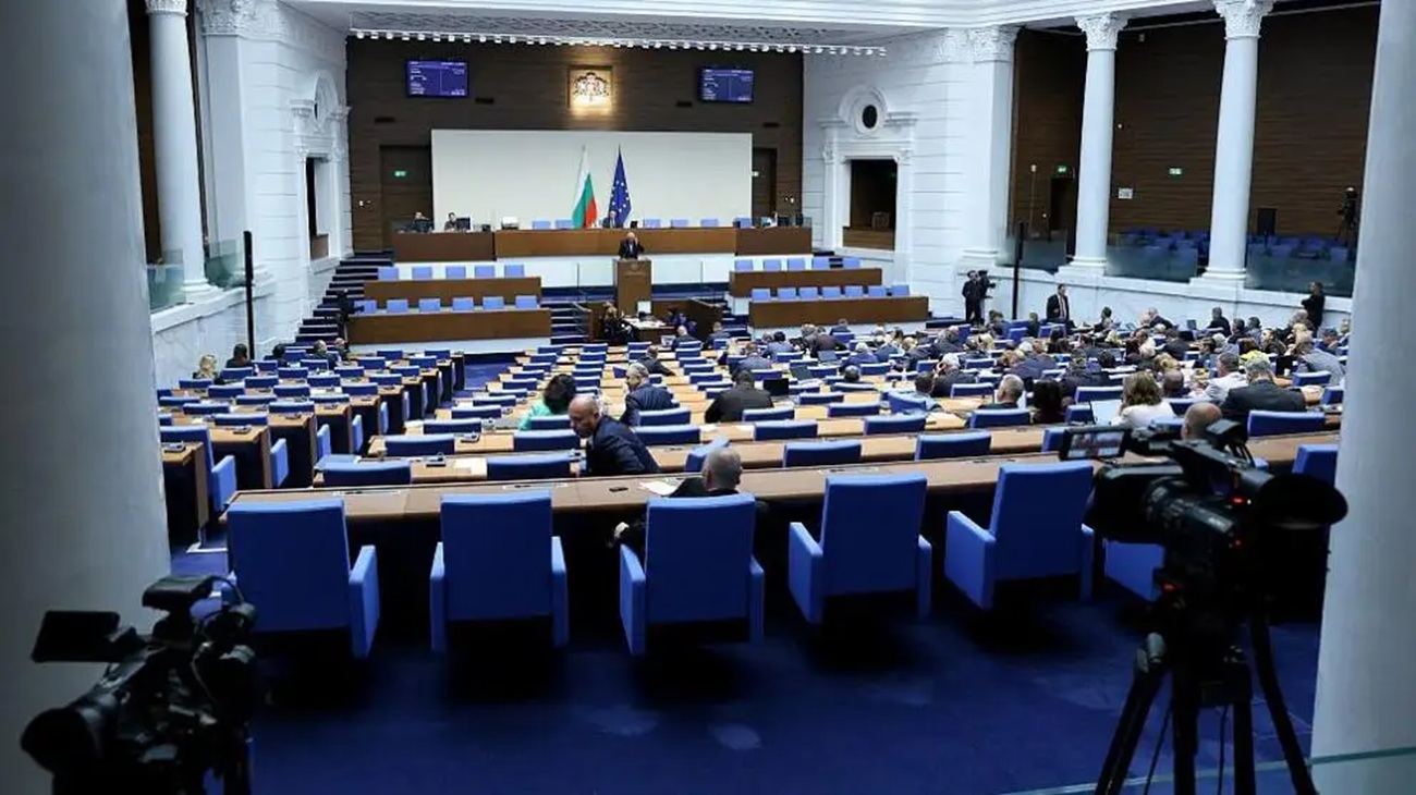 Пълен провал! Парламентът не събра кворум за извънредното заседание