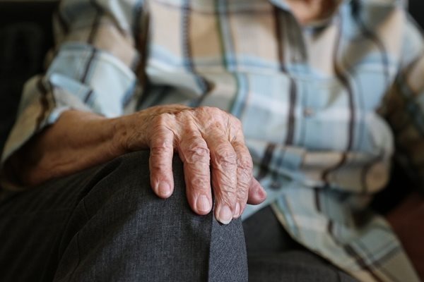 Майка и дъщеря обраха 85-годишна жена в Монтана, представили се за лични асистенти