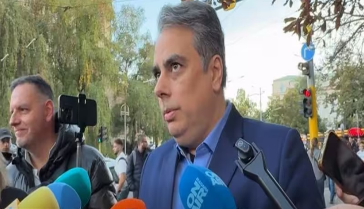 "Пера и корони хвърчат на протеста": Асен Василев предизвика Радев да излезе пред протестиращите (ВИДЕО)