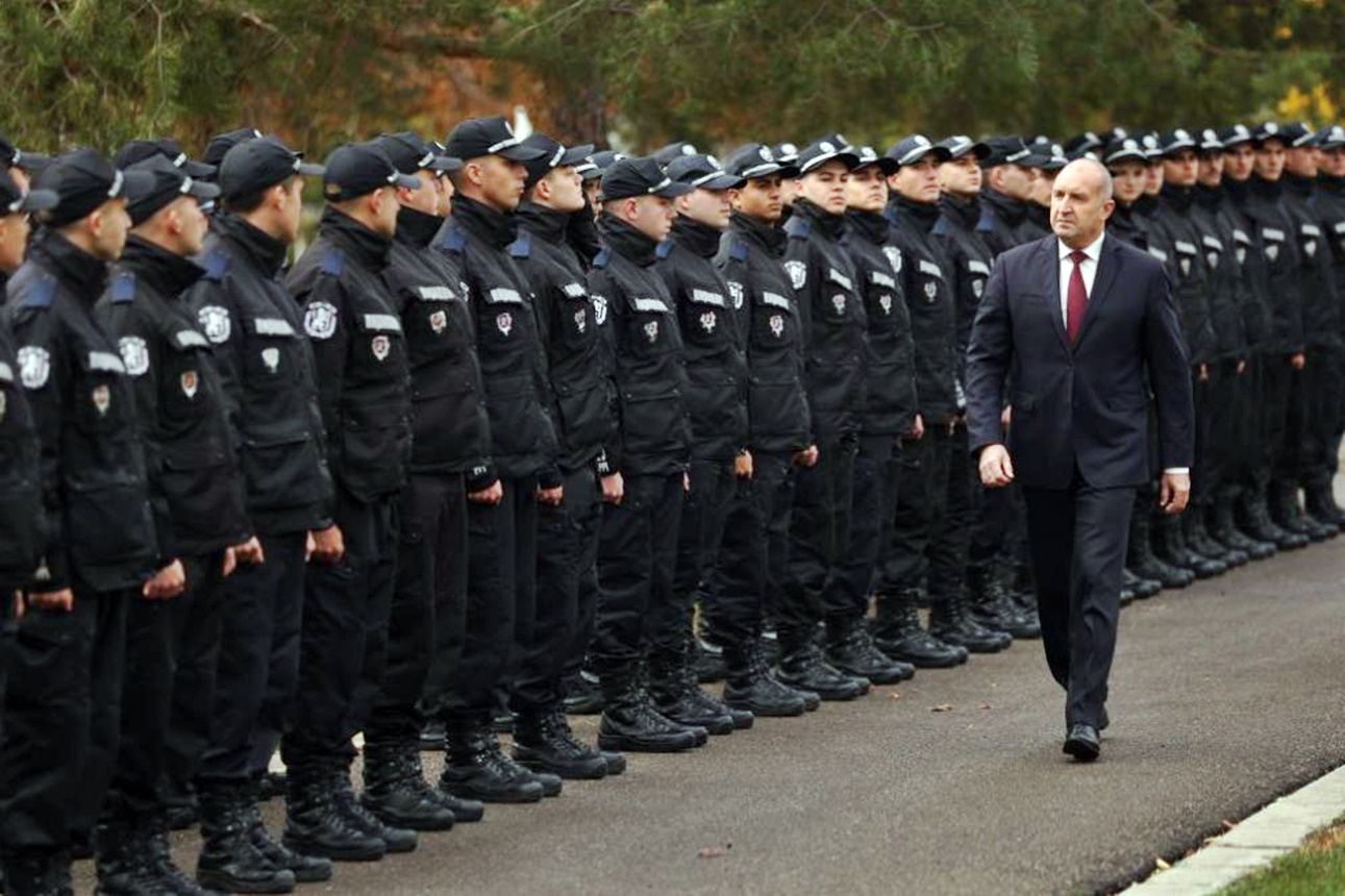 „Не преминавайте на тъмната страна, не си струва“: Премиерът Радев към курсантите от випуск 2026