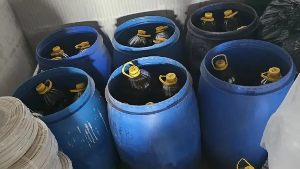 Мъж продаде ракия на митничари под прикритие: 1175 литра алкохол без документи са открити в два частни имота
