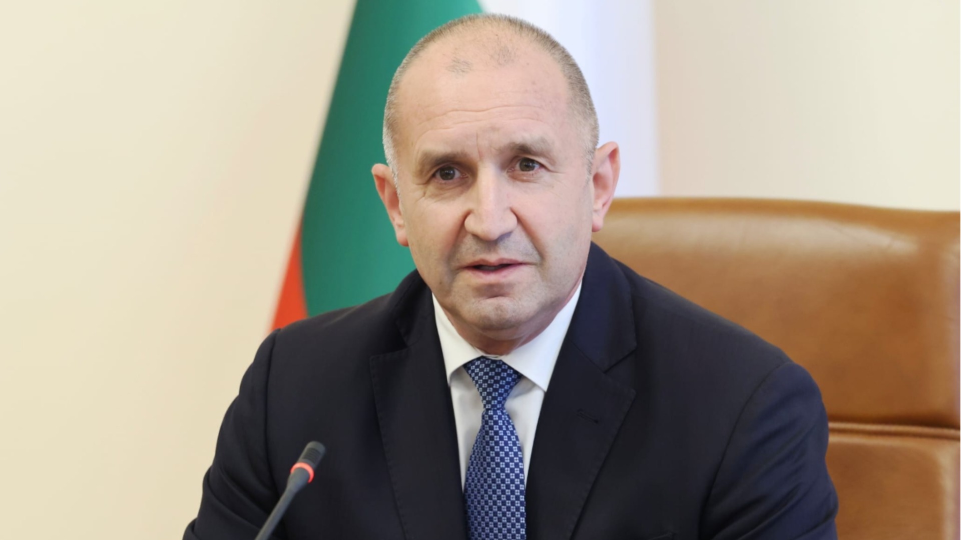 „Там е истинска джунгла“: Радев за обществените поръчки, мантинелите и 5 млн. евро за полети