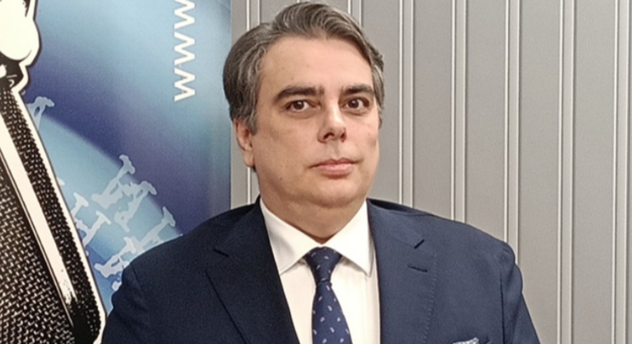 „Няма тежко наследство“! Асен Василев с бомба за бюджета : Управляващите ще харчат като луди с картечница