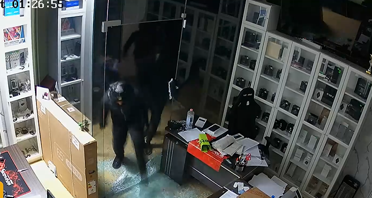 Обир като от екшън филм! Маскирани задигнаха телефони за близо 100 000 евро в „Младост 1“ (ВИДЕО)